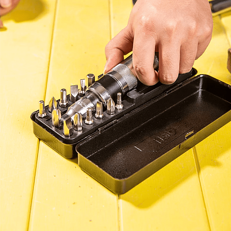 Отвертка ударно-поворотная с набором бит Deli YS EDL8901, 13 шт., металлический кейс