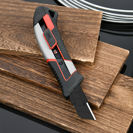 Нож строительный Deli YS DL4254, 18 мм, прорезиненная рукоятка, серебристый, черный