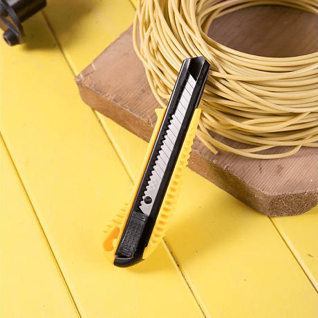 Нож строительный Deli YS EDL003, 18 мм, универсальный