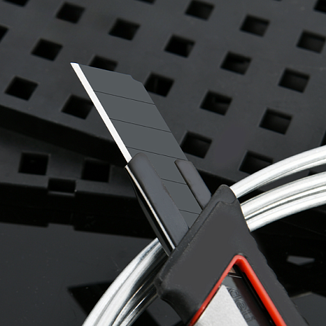 Нож строительный Deli YS DL4254, 18 мм, прорезиненная рукоятка, серебристый, черный