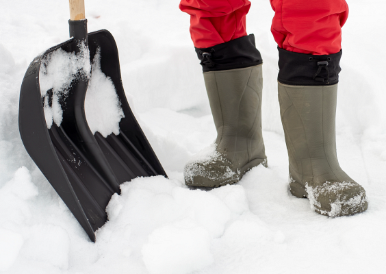 Готовимся к зиме: инвентарь для уборки снега и противогололедные реагенты